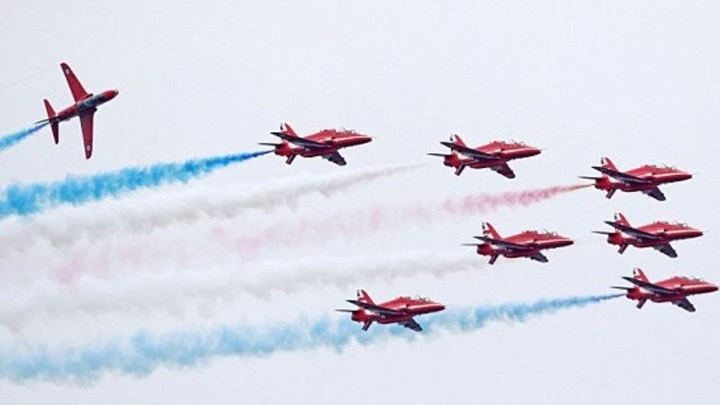ΕΚΤΑΚΤΟ! Συνετρίβη αεροσκάφος επιδείξεων Red Arrows – Ο πιλότος χρησιμοποίησε το σύστημα διάσωσης